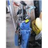 Image 1 : GOLF CLUBS IN BLUE BAG