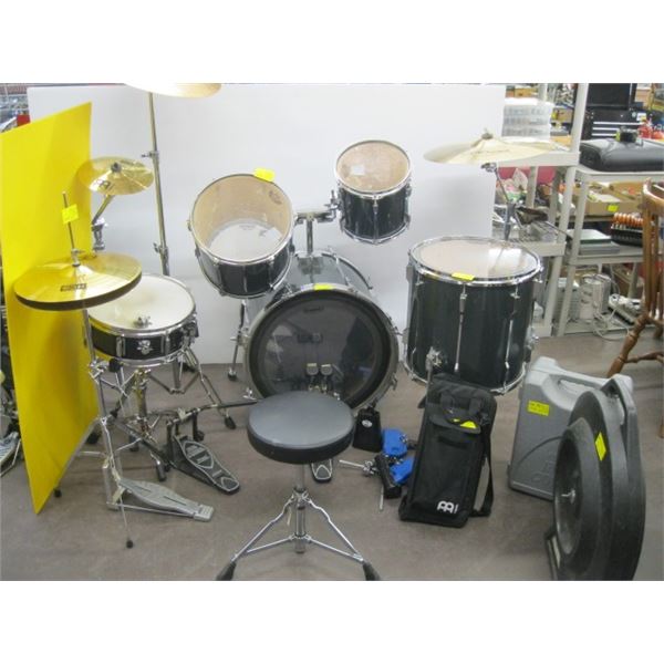 EVANS DRUM SET WITH CYMBOLS, STOOL & ACCESS.