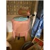 Image 2 : Laundry Duty - Pink Washing Machine & Tin Ringer