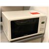 Image 1 : Sylvania 700V microwave oven white