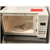 Image 2 : Sylvania 700V microwave oven white