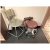 Image 2 : 2 shop chairs - high metal & plastic stool & rolling metal stool
