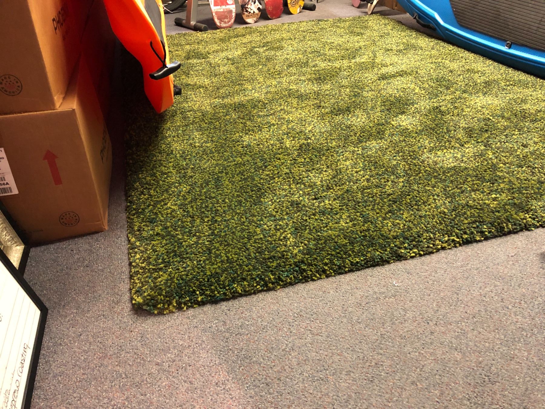 Approx. 7ft x 9ft thick green shag area rug