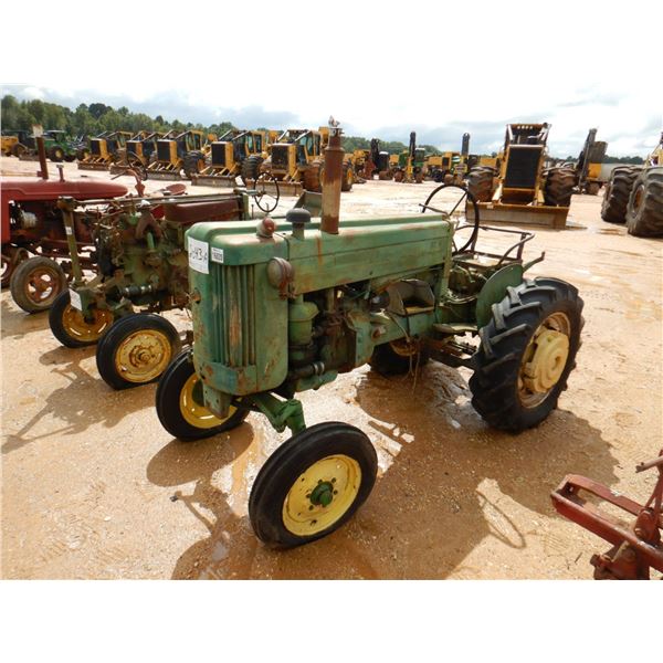 JOHN DEERE 40S Farm Tractor