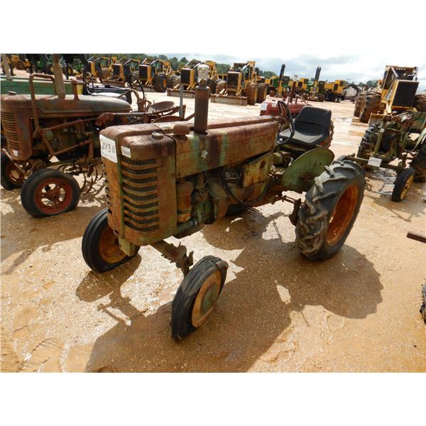 JOHN DEERE  Farm Tractor