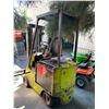 Image 2 : CLARK EC500-530 3 STAGE 188" MAST 2600 LBS CAPACITY 36V ELECTRIC COUNTERBALANCE SOLID RUBBER