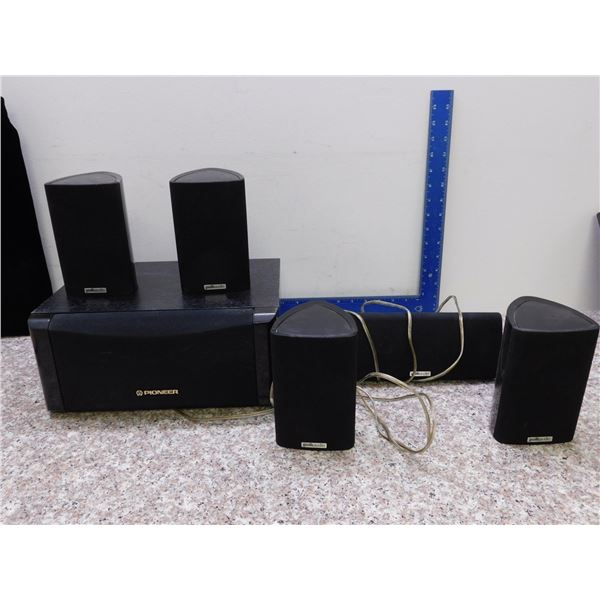 Lot of Speakers Polk Audio Home Theatre Speaker Set 4 Surround 1 Center Channel RM7 Sub Woofer