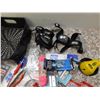 Image 3 : Lot of Flashlights, Fishing Line, Sports Laces, Pan, Screws, Padlock, Headlamps, Level,  Misc