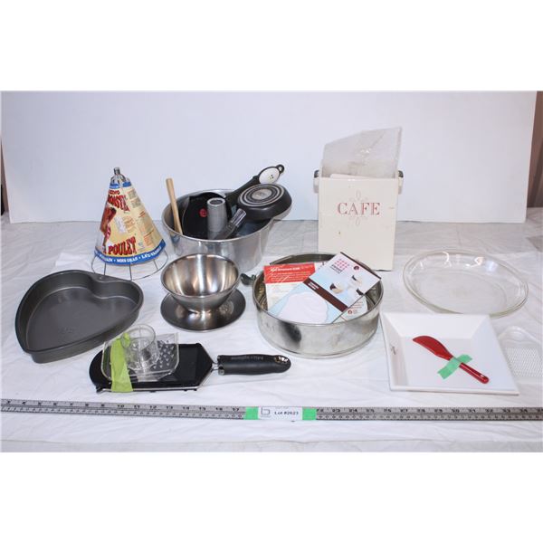 Assortment of Kitchen Items