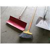 Image 4 : Garden tools shovel, broom