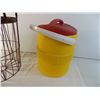 Image 5 : Metal garbage can frame and Igloo 2 gallon water container