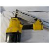 Image 2 : *Air nail gun with nails