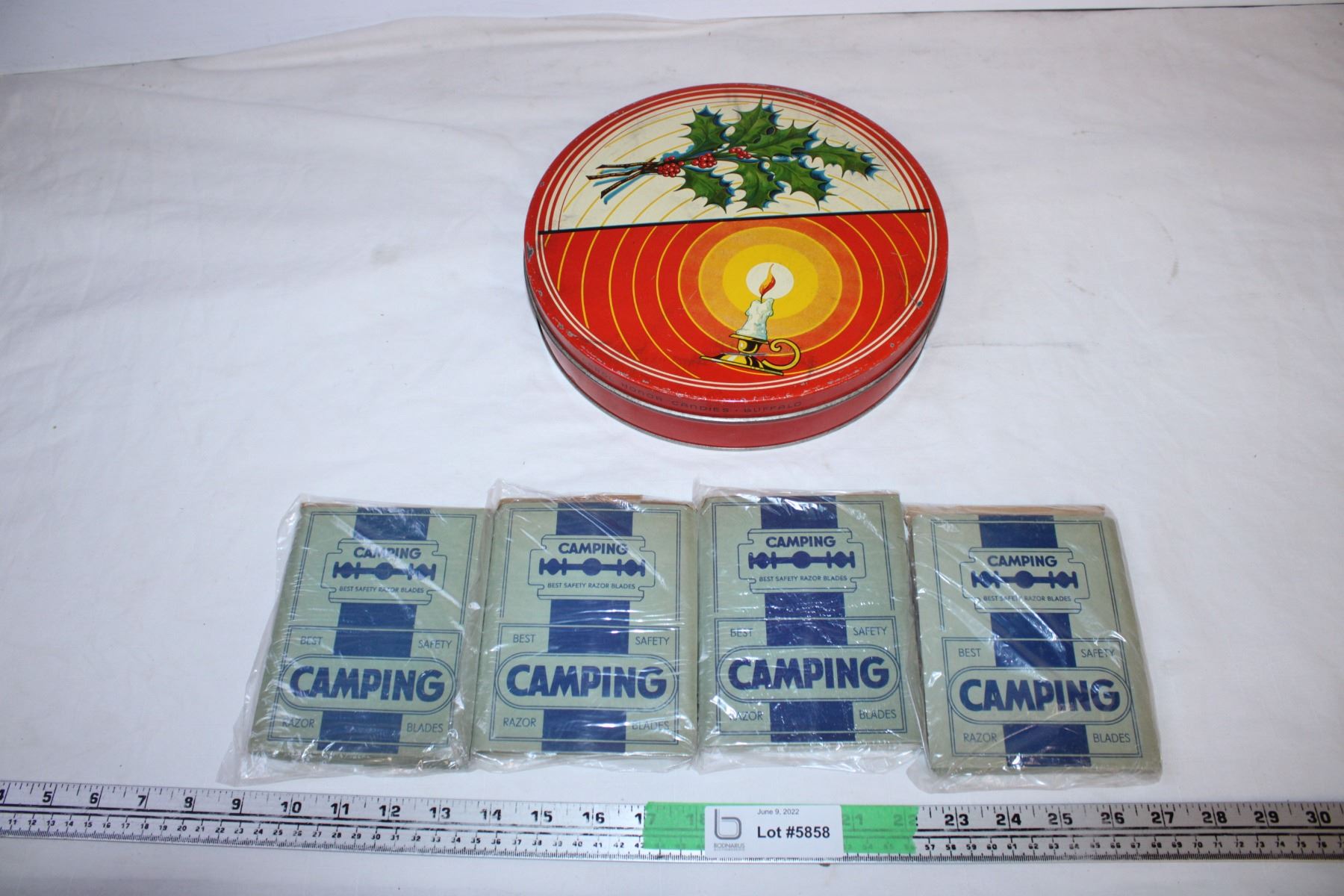 Camping Razor blades and tin box