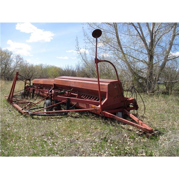 International Seeder (2) 14ft box drill carrier, drive is seized, no fertilizer, SN: 0390227C009584