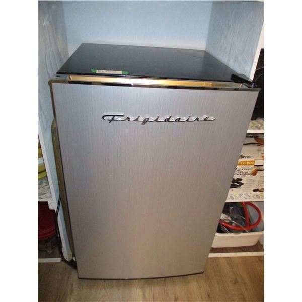 Frigidaire mini fridge with freezer - like new condition (used for 1 week) - 4.6Cu ft May 2021 - Mod