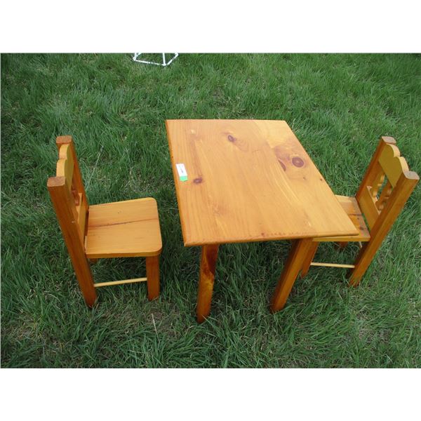 Kids table + chairs 26x20
