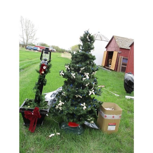 Misc Christmas decorations with tree