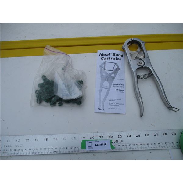 Band castrator with rings