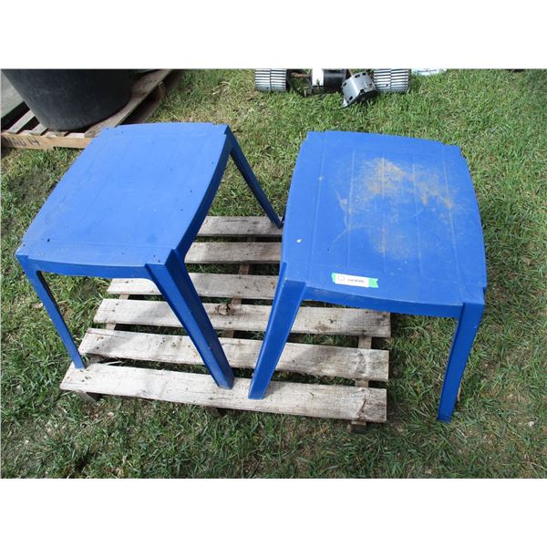 2 plastic tables - 20x16