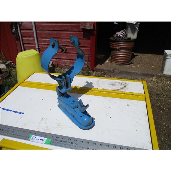 Auger hitch