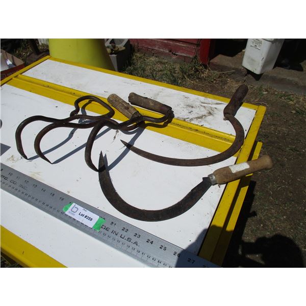 (3) Bale hooks + 92) Scythes