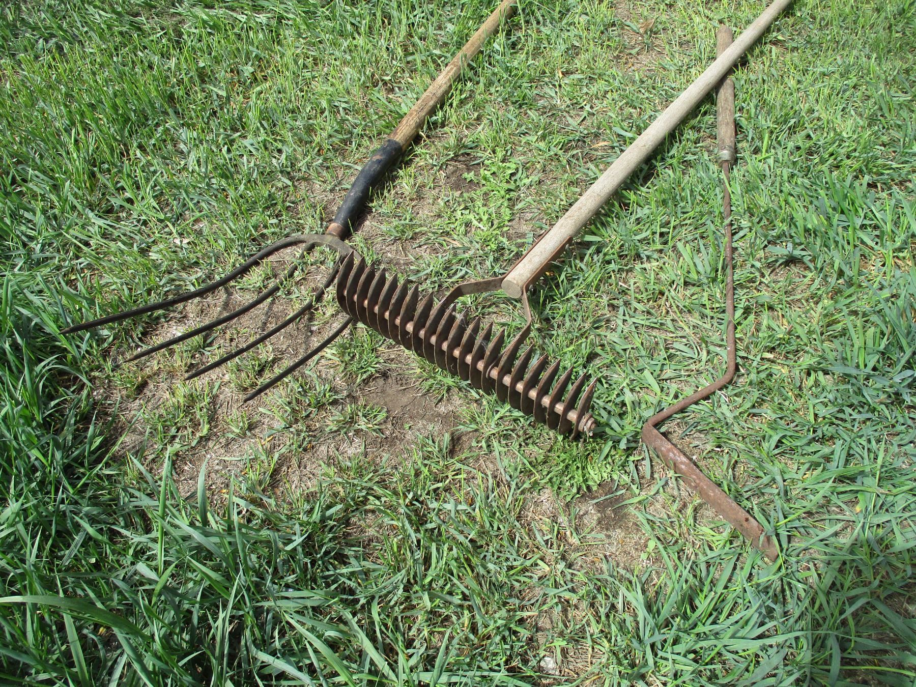 5 garden tools rack, hoe, fork