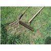 Image 2 : 5 garden tools - rack, hoe, fork