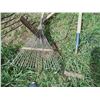 Image 3 : 5 garden tools - rack, hoe, fork
