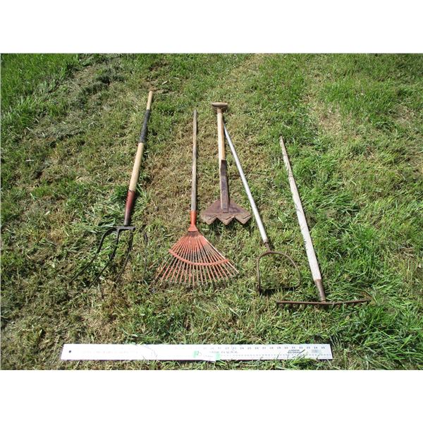 5 garden tools rack, hoe, fork