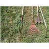 Image 2 : 5 garden tools - rack, hoe, fork