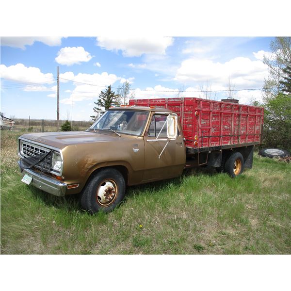 Dodge Custom 300 (1974) - 318 Engine (49,394 miles) 4 speed wooden12ft bolt (original to this farm)
