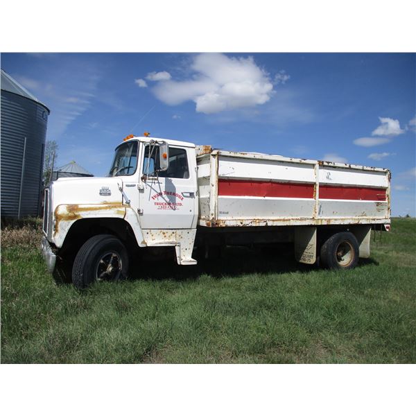 1980 Ford 800 Custom Cab Truck with Box Hoist (15FT) 429-4V 5spd x 2 transmission (Rebuilt Motor at