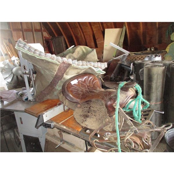 Saddle + Saddle blanket, rope, bridal