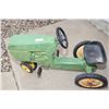 Image 1 : John Deere pedal tractor