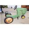 Image 4 : John Deere pedal tractor
