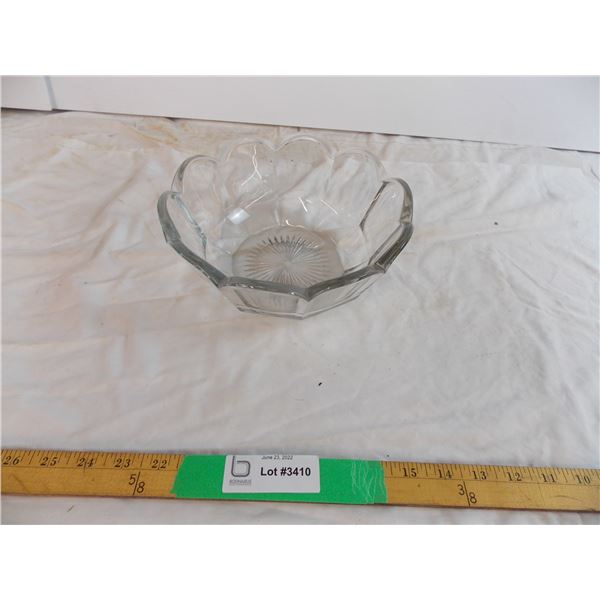 Crystal glass fruit bowl