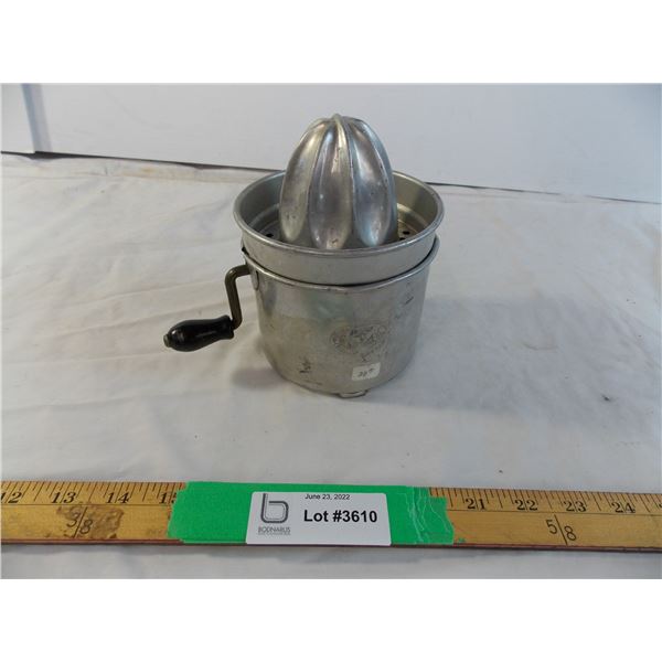 Hand crank spinning fruit juicer