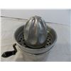 Image 2 : Hand crank spinning fruit juicer