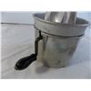 Image 3 : Hand crank spinning fruit juicer