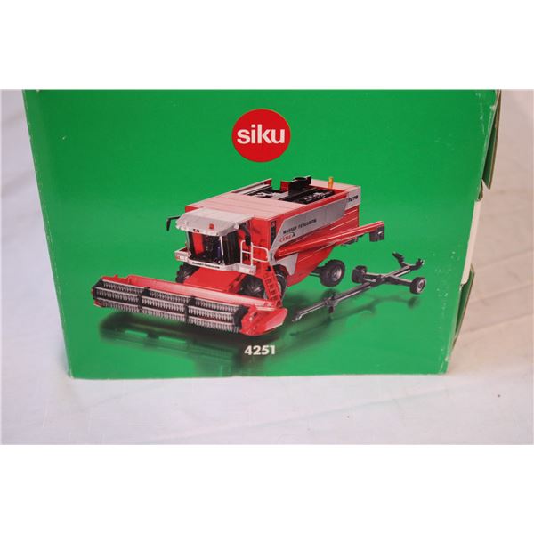 SIKU Massey Ferguson 7278 Combine - 1:32 - Bodnarus Auctioneering