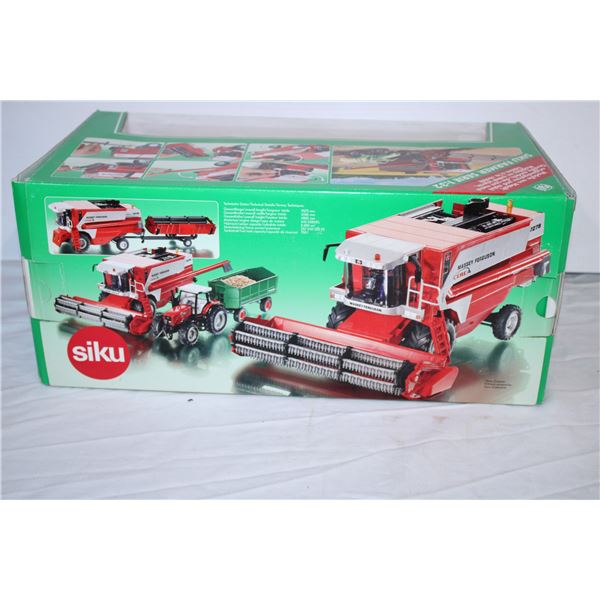 SIKU Massey Ferguson 7278 Combine - 1:32 - Bodnarus Auctioneering