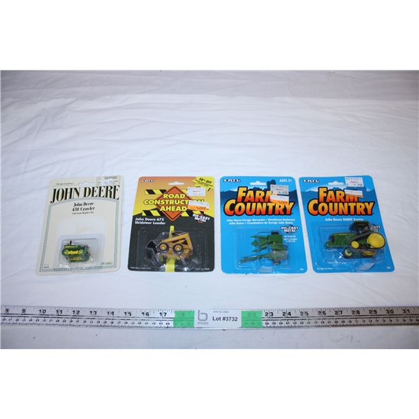 (4) John Deere Tractors 1:64 - ERTL, Farm Country