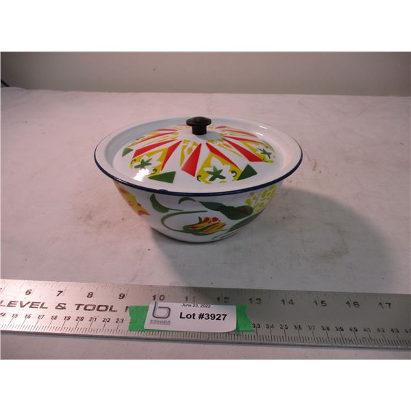 Enamel pot with lid