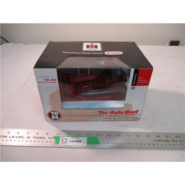 International TD-24 diesel crawler 1:25