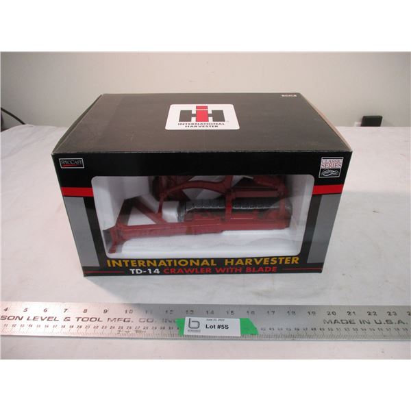 SpecCast IH TD-14 crawler with blade 1:16