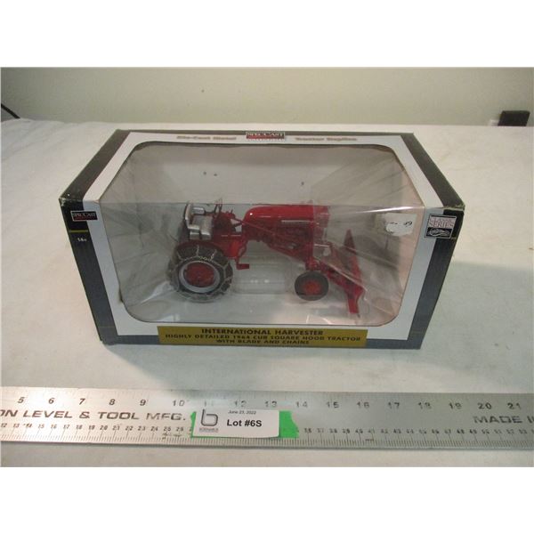 SpecCast IH 1964 Cub square hood 1:16