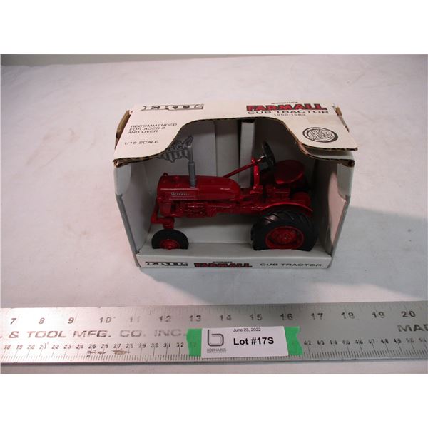 ERTL Farmall Cub tractor 1:16