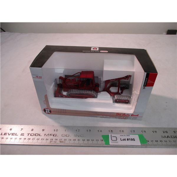 IH diesel tractor on tracks TD-24 - 1:50