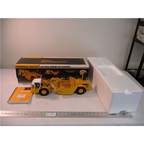 First Gear IH 433 Dual Engine Pay scraper 1:25 (box is 20" long)