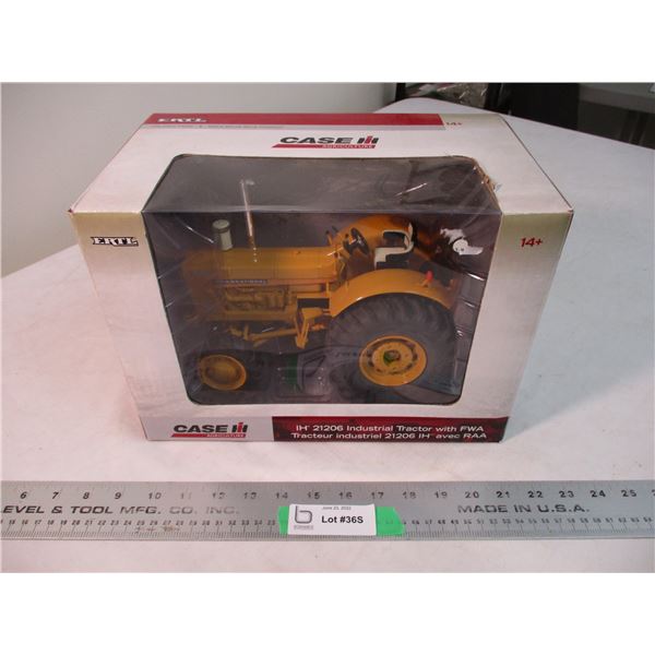 ERTL IH 21206 Industrial Tractor with FWA 1:16